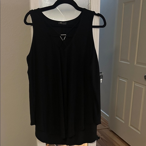 Elegant Black Sleeveless Tank Top - Picture 1 of 5